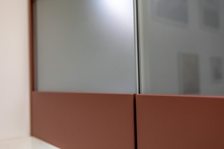 Extravagáns inox – Rozsdavörös front a felsőszekrényeken