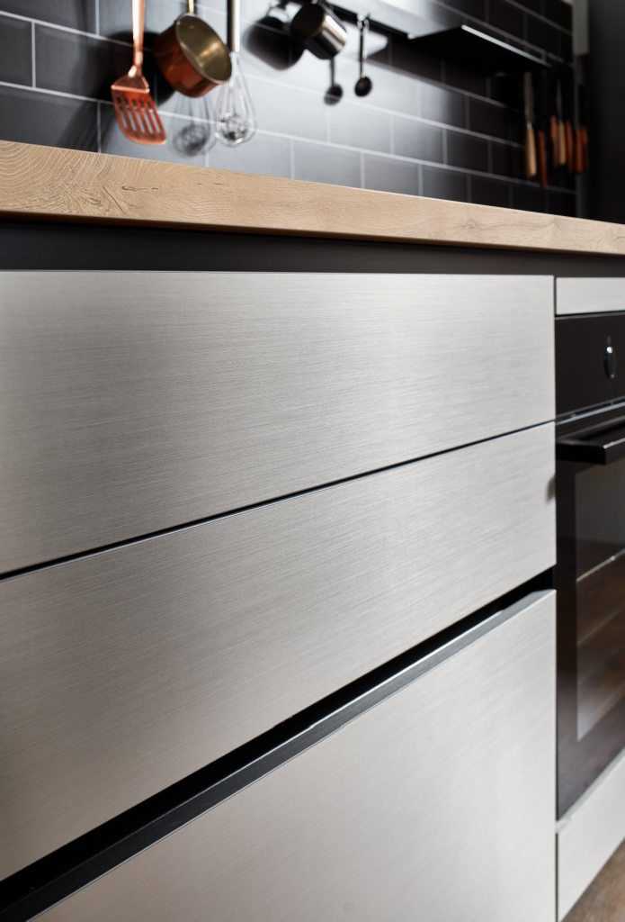 Inox bútorfront – rozsdamentes acél hatás, professzionális karakter, Lacquered laminate brushed steel reproduction