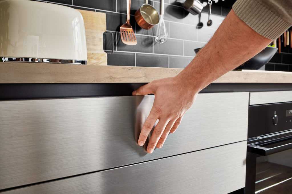 Inox bútorfront – rozsdamentes acél hatás, professzionális karakter, Lacquered laminate brushed steel reproduction