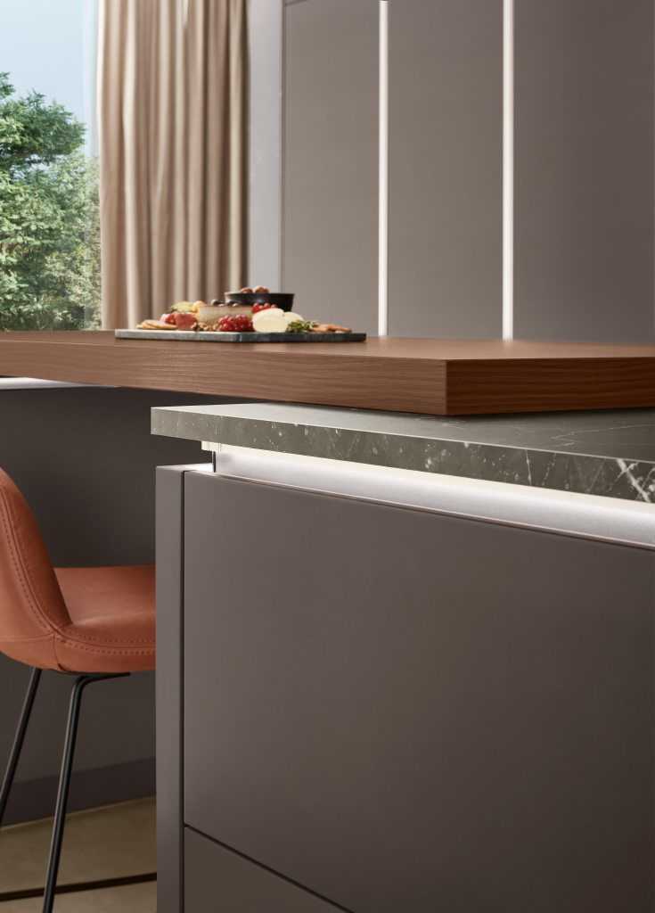 Softline bútorfront – lekerekített részletek, lágyabb karakter, Lacquer perfect honed coffee
