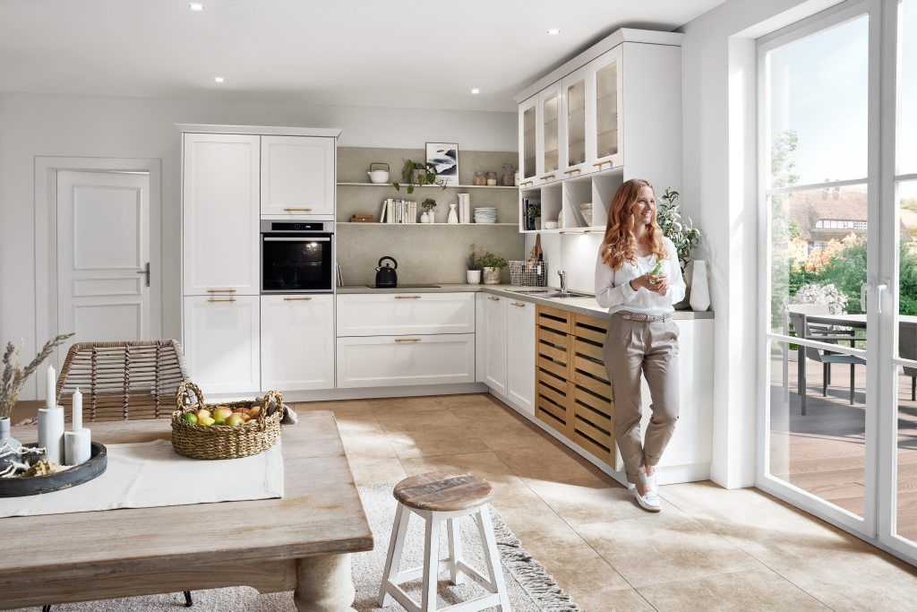 Cascada bútorfront – finoman mart részletek, klasszikus-modern karakter, Lacquered laminate white