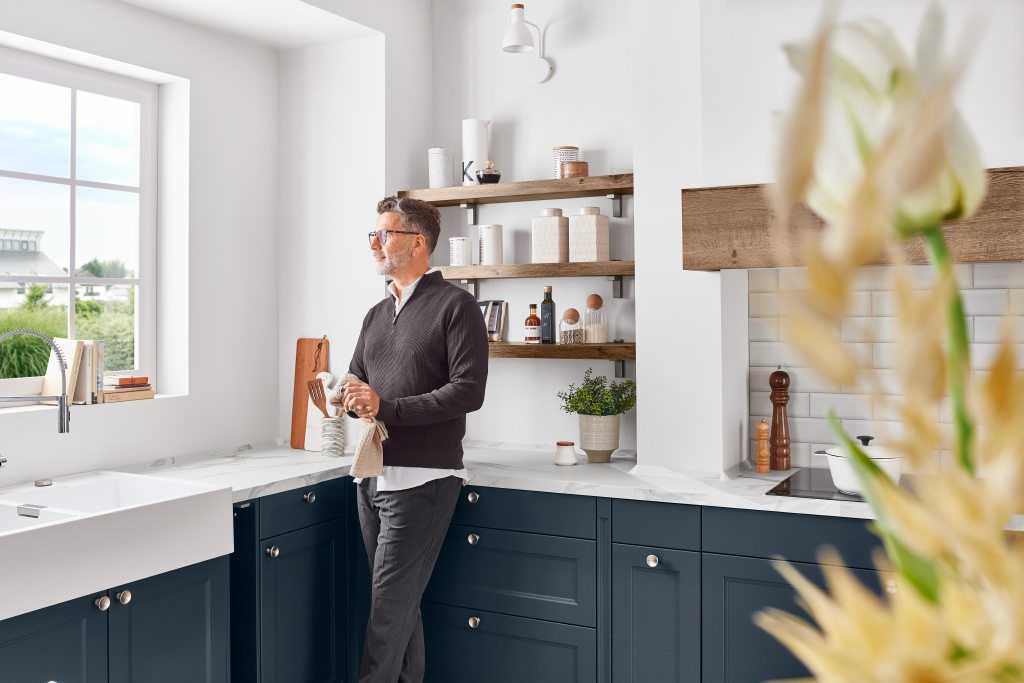 Cascada bútorfront – finoman mart részletek, klasszikus-modern karakter, Lacquered laminate Fjord blue